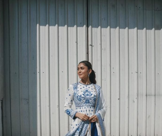 सफेद-नीले ट्रेडिशनल आउटफिट में मृणाल ठाकुर का एलिगेंट लुक